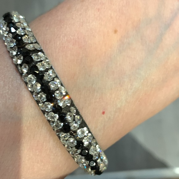 Beautiful bracelet with lots of sparklr - Picture 2 of 4